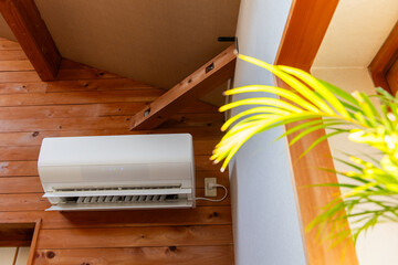部屋に設置されたエアコン