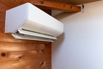 部屋に設置されたエアコン