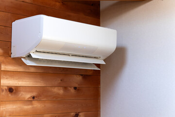 部屋に設置されたエアコン