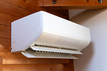 部屋に設置されたエアコン