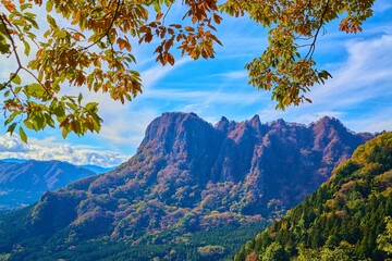 秋の群馬県妙義山の中間道第一見晴付近から南側の眺望(金鶏山,筆頭岩など)