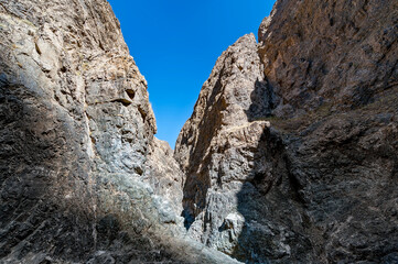 Am Fu&szlig;e der sog. "Geierschlucht", ein enger Canyon in der bergigen Landschaft der W&uuml;ste Gobi, Mongolei