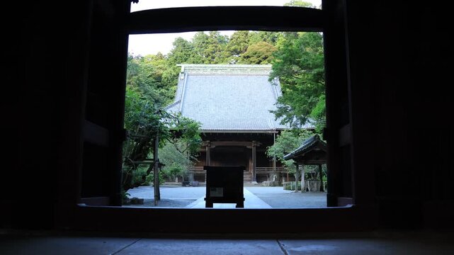 夏の鎌倉の妙本寺の境内の風景