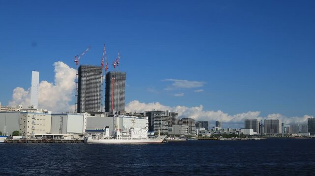 東京都港区の竹芝から月島ふ頭を見ると青空に入道雲が成長　タイムラプス