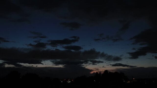 郊外にて夏の日没の曇が流れていく様子　タイムラプス