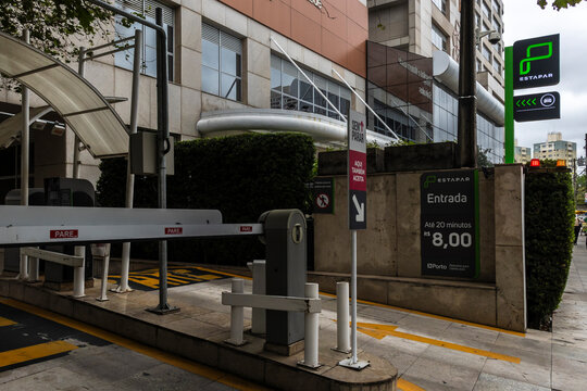 Sao Paulo, SP, Brazil, Dec 17, 2025. Entrance to the Estapar parking garage at Salvalus Hospital. The sign displays the parking rate and indicates acceptance of the Sem Parar automatic payment system.
