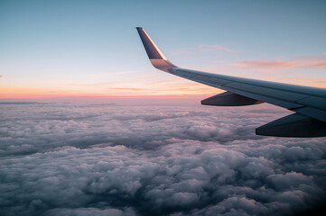 Obraz premium Cinematic Aerial Photography of Aircraft Wing and Twilight Horizon