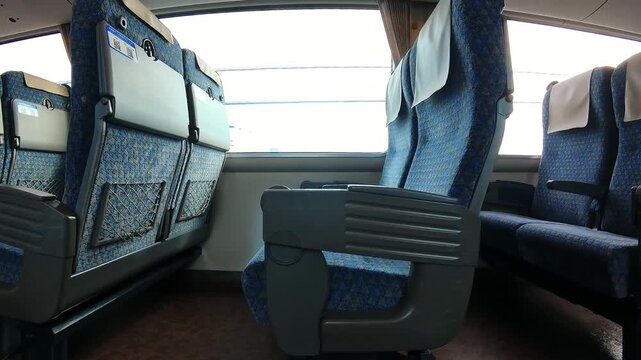 JR特急電車の車内の様子と車窓から見た沿線の街の風景
