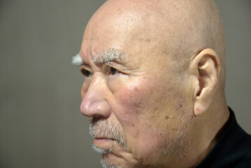 Obraz premium 老人の困り顔のクローズアップ