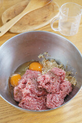 豚ひき肉で作るハンバーグ｜豚ひき肉とパン粉と生卵