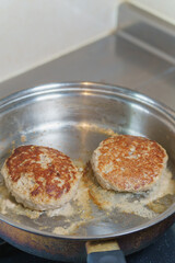 ハンバーグをフライパンで焼く・豚ひき肉で作るハンバーグ