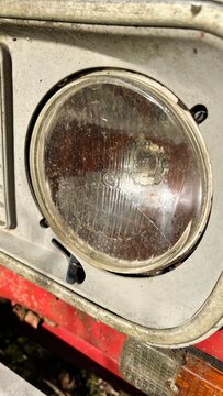faro di auto vecchia e fatiscente