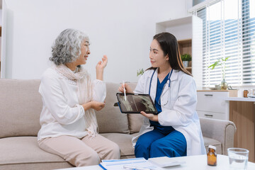 Fototapeta premium Knee model showing the process of osteoarthritis and knee arthroplasty, doctors explaining symptoms and treatment to patients.
