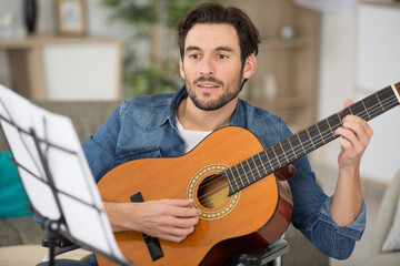 Obraz premium a man playing an acoustic guitar