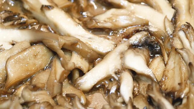 マイタケをオリーブオイルで煮込んでいる動画。