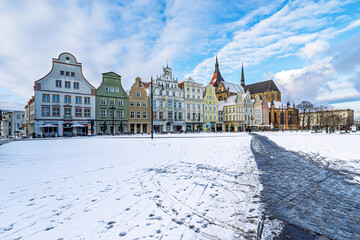 Blick &uuml;ber den Neuen Markt auf Giebelh&auml;user und die Marienkirche im Winter in der Hansestadt Rostock