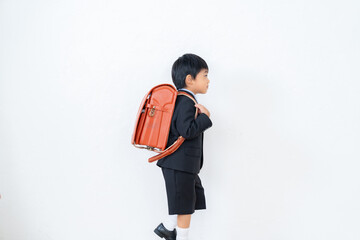 ランドセルを背負い立っている男の子