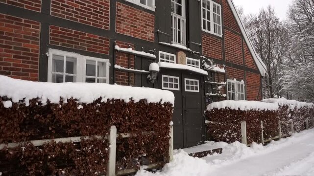 Hamburg Reedhaus bei Schnee mit Eiszapfen - Hecke mit Hauseingang Winter