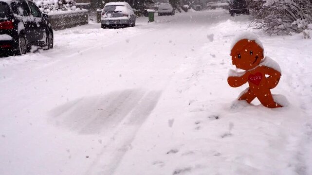 Schneefall in der Stadt - Schlid spielende Kinder im Schnee