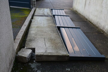 emp&ecirc;te - Vent violent - Cl&ocirc;ture sur muret au sol