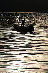 朝焼けの色に染まる海とボート