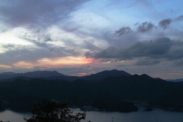 雲の隙間から見える夕焼け
