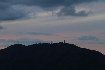 夜明けの山並み
