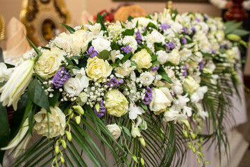 Elegant White and Purple Floral Table Arrangement for Special Events