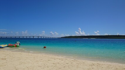 Fototapeta premium Beautiful turquoise water and white sand at Yonaha Maehama Beach with Kurima Bridge in Miyako Island Okinawa Japan