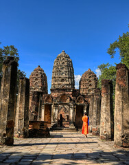 S&auml;ulenreihe mit Stupa  in Sukhothai (Thailand)