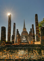 Buddhafigur vor einer Stupa