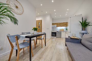 Salon w nowoczesnym apartamencie z szarą sofą i musztardowymi zasłonami © arteffect.pl