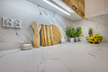 Kuchnia w nowoczesnym apartamencie &ndash; widok z poziomu blatu kuchennego na kran