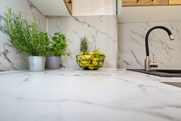 Kuchnia w nowoczesnym apartamencie &ndash; widok z poziomu blatu kuchennego na kran