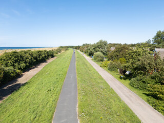 Deich mit Radweg an der Ostseek&uuml;ste