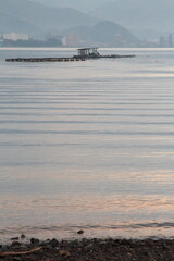 夕暮れの筏と波