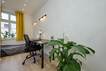 Pokój z biurkiem i łóżkiem - gabinet © arteffect.pl