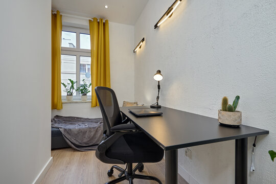 Pok&oacute;j z biurkiem i ł&oacute;żkiem - gabinet