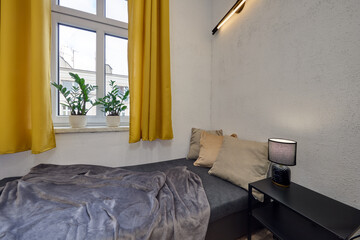 Pok&oacute;j z biurkiem i ł&oacute;żkiem - gabinet