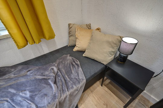 Pok&oacute;j z biurkiem i ł&oacute;żkiem - gabinet