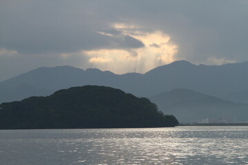 雲の隙間から見える山