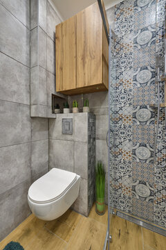 Łazienka w kawalerce z kabiną prysznicową w stonowanych kolorach