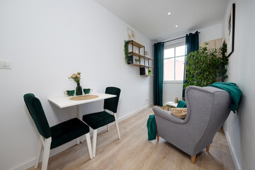 Salon w nowoczesnym apartamencie w zielonej tonacji kolorystycznej © arteffect.pl