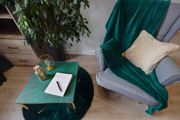 Salon w nowoczesnym apartamencie w zielonej tonacji kolorystycznej © arteffect.pl