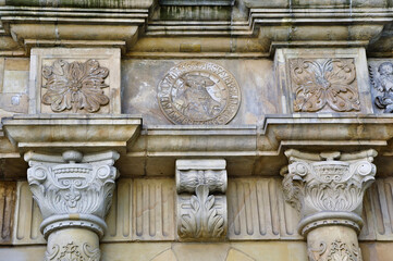 Ozdobna rzeźba kamienna z kolumnami korynckimi i fryzami - Zamek Piastów w Legnicy. © Pol Badger