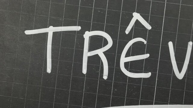 Mot tr&ecirc;ve &eacute;crit en fran&ccedil;ais, &agrave; la craie sur une ardoise