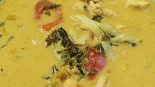 Soupe de poulet au lait de coco et curry