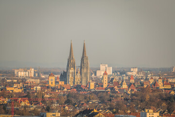 Regensburg mit Domblick auf Dom Sankt Peter bei Sonnenuntergang, Deutschland