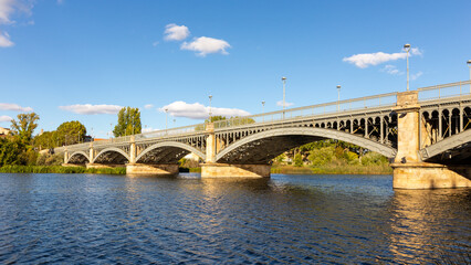 Obraz premium The Enrique Estevan Bridge (Puente Nuevo) on Tormes River in Salamanca, Spain, steel and granite pillars structure, summer view.