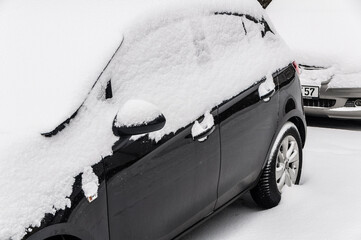 ein Auto ist im Winter dick eingeschneit